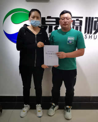 【簽約】恭喜煙臺楊女士成功加盟饈廚-香辣雞架飯項目！