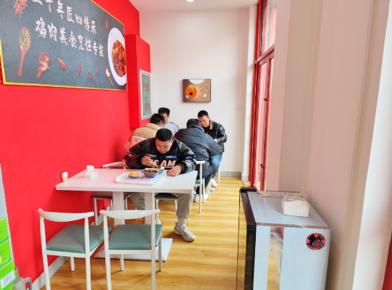 饈廚雞架飯店面用餐
