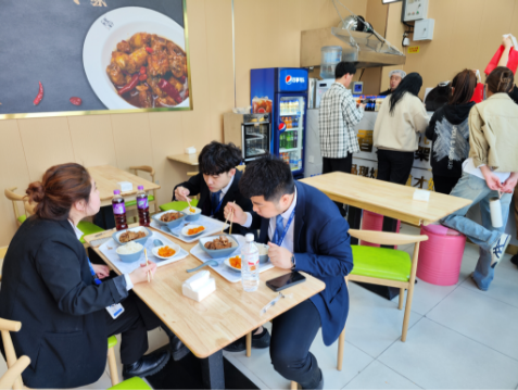 饈廚雞架飯店面用餐