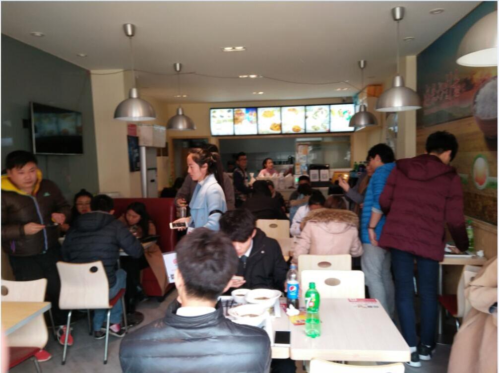張成榮香辣雞架飯青島店火爆開業(yè)，人“滿”為患