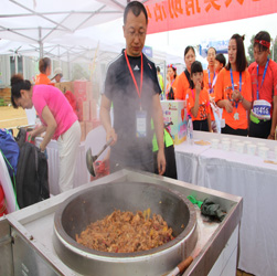趕在馬云無人快餐店之前 這家香辣雞架飯店已經(jīng)不要錢