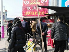 青島即墨28中店香辣雞架飯店排隊火爆,店排隊只為這只”雞”
