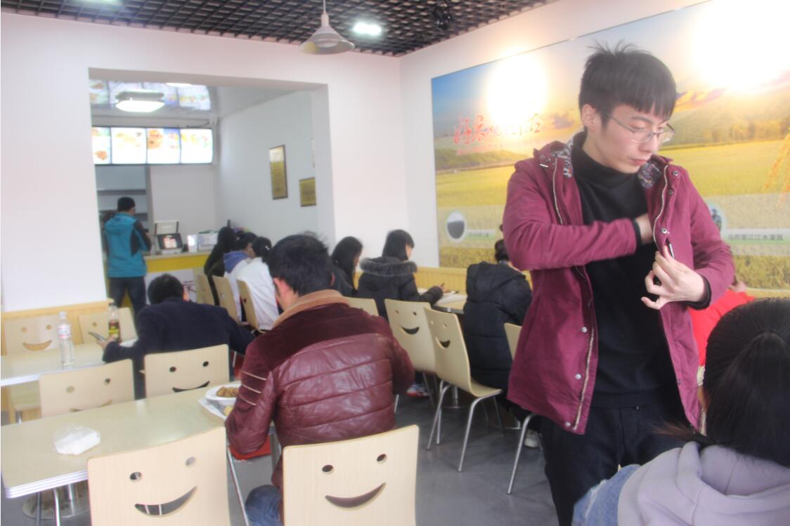 香辣雞架飯?zhí)檬车陜?nèi)爆滿稱贊不斷