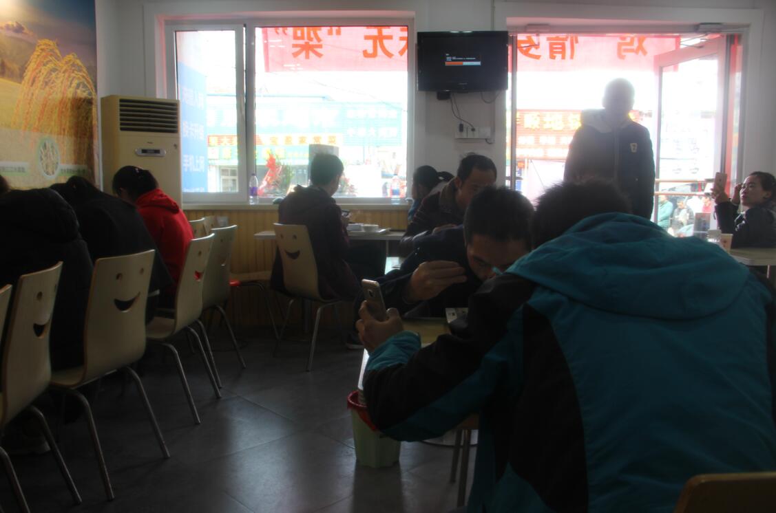 香辣雞架飯消費者埋頭品嘗好評不斷