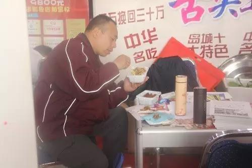 展會(huì)現(xiàn)場(chǎng)大哥用心品嘗香辣雞架飯