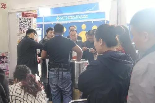 張成榮香辣雞架飯圍堵品嘗