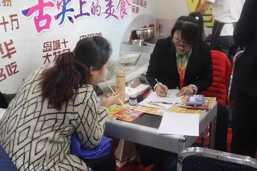 煙臺(tái)王女士簽約張成榮香辣雞架飯