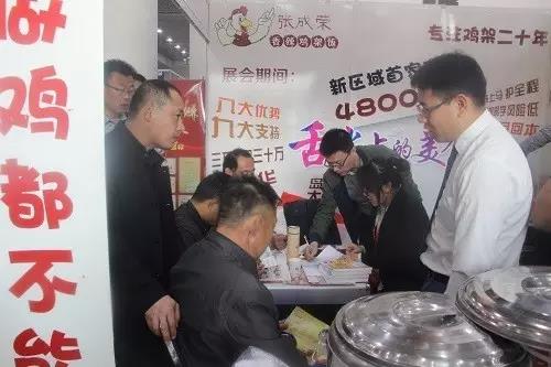簽約現(xiàn)場(chǎng)圍堵?lián)屨济~