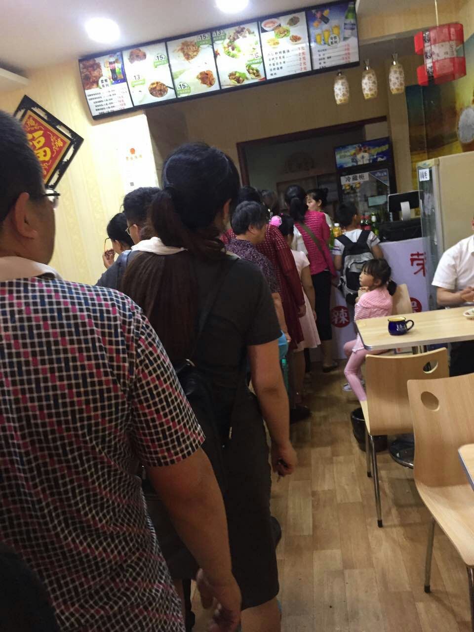 香辣雞架飯又一波顧客排隊等候