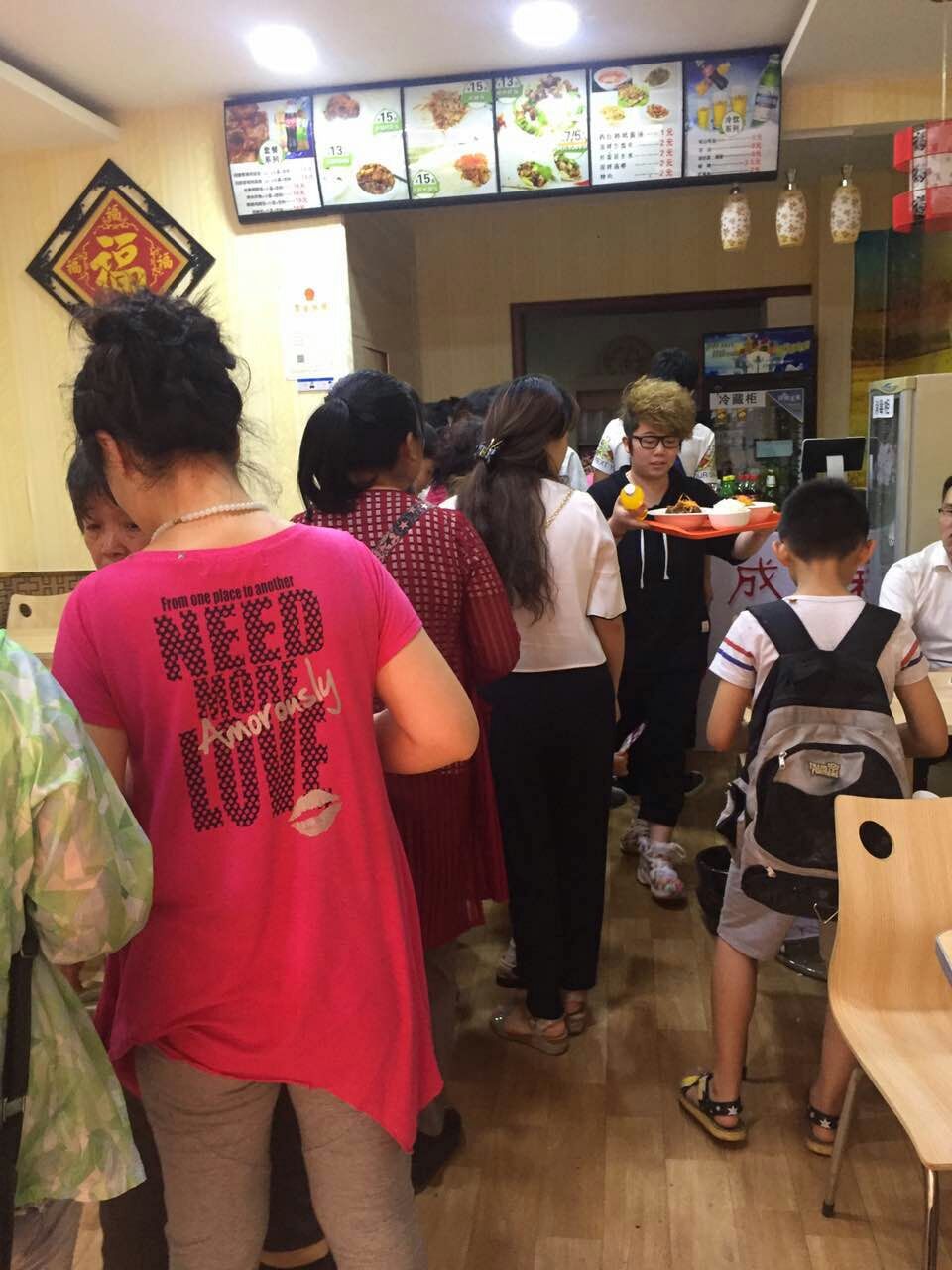 張成榮香辣雞架飯店內(nèi)排隊等候