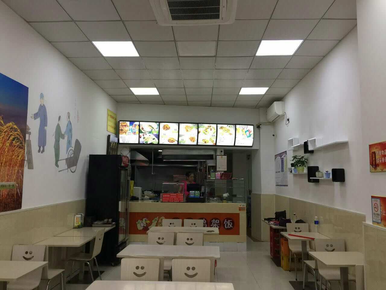 張成榮香辣雞架飯南京路店內(nèi)清潔圖