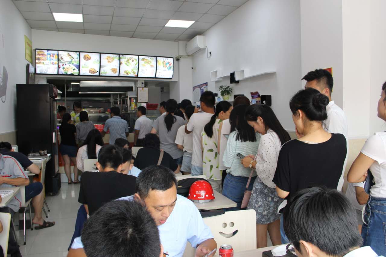 香辣雞架飯店內(nèi)排隊(duì)等候中