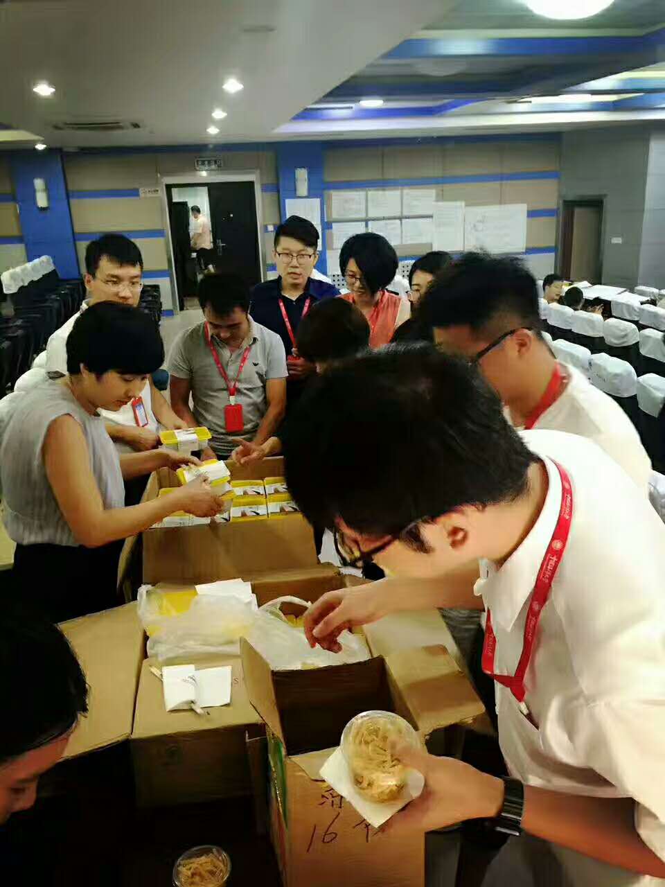 一群專家排隊領香辣雞架飯