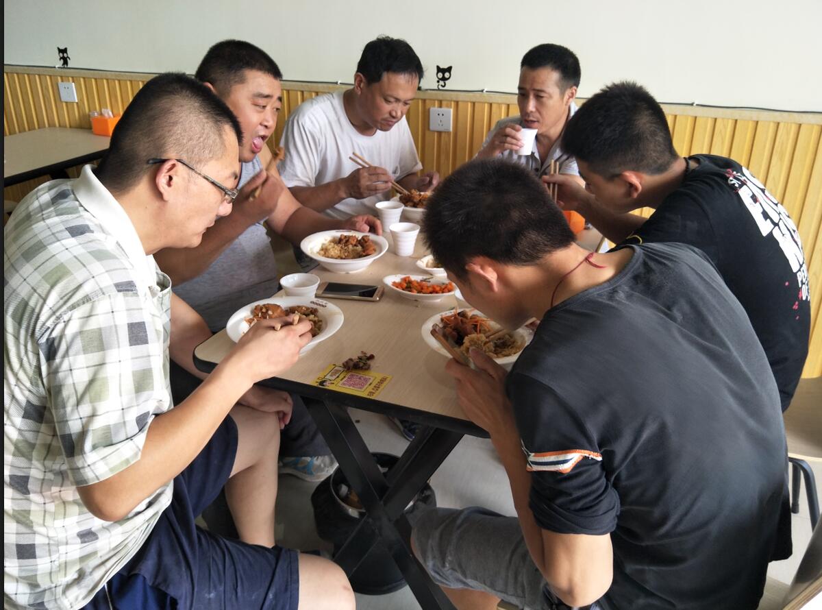 一群大哥在津津有味吃香辣雞架飯