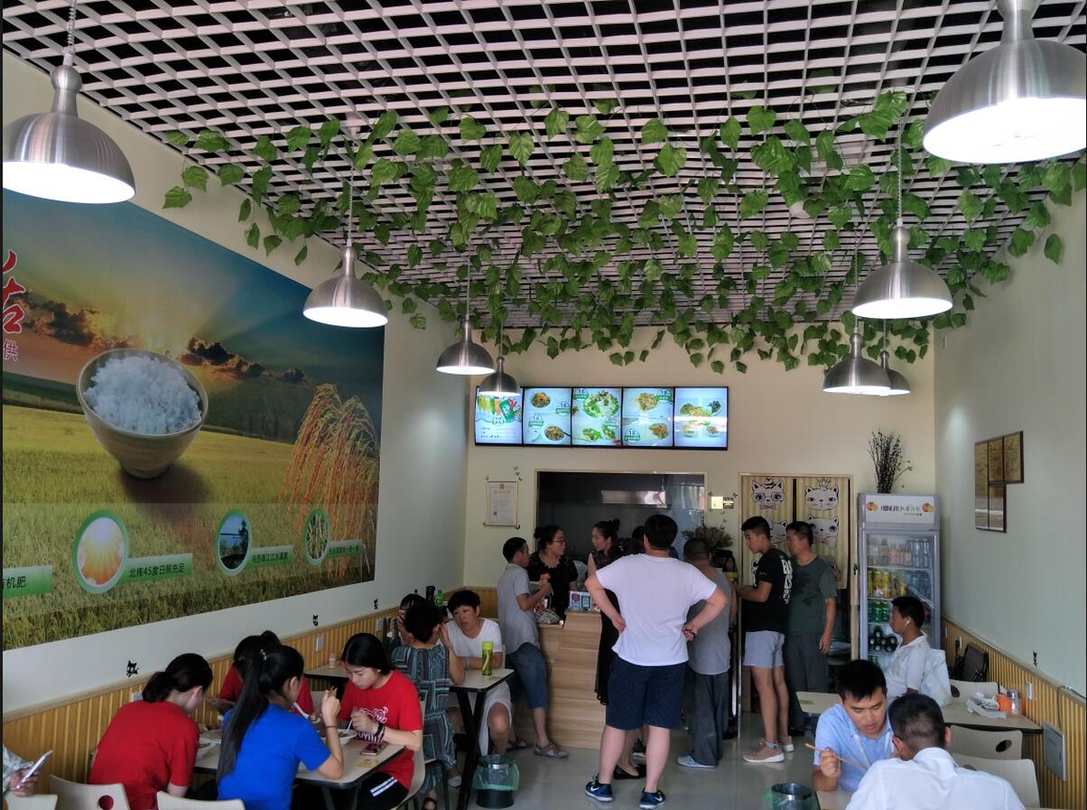 店內(nèi)爆滿品嘗張成榮香辣雞架飯