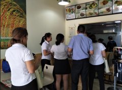 美食妙飲一店匯  臨沂張成榮香辣雞架飯開店客滿盈門