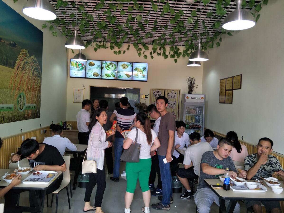 帥哥美女排隊點餐啦
