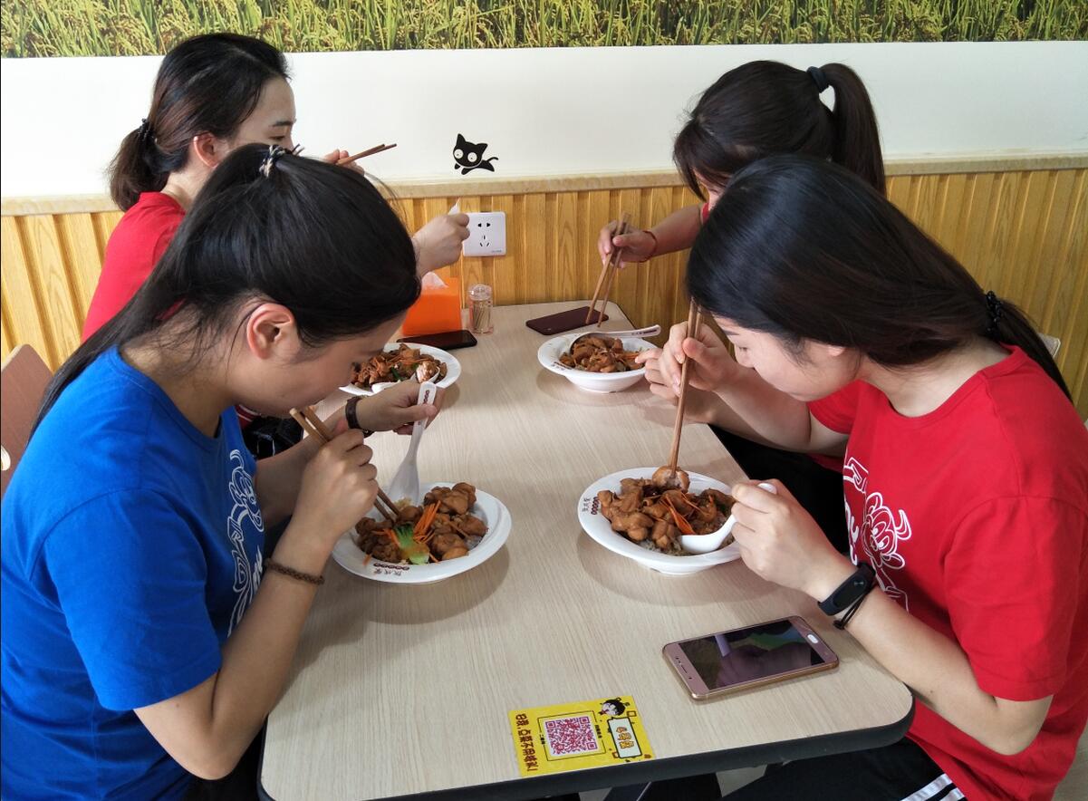 美女們低頭用心吃香辣雞架飯
