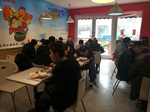 張成榮烤雞架兄弟產(chǎn)業(yè)香辣雞架飯青島延吉路店今日盛大開業(yè)啦！