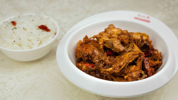 張成榮香辣雞架飯改名饈廚雞腿飯啦！